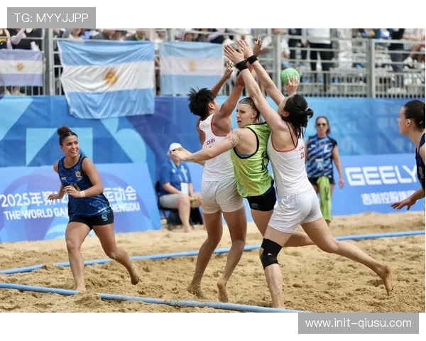 成都世运会沙滩手球赛场现“旋转风暴”,高难度射门频引喝彩