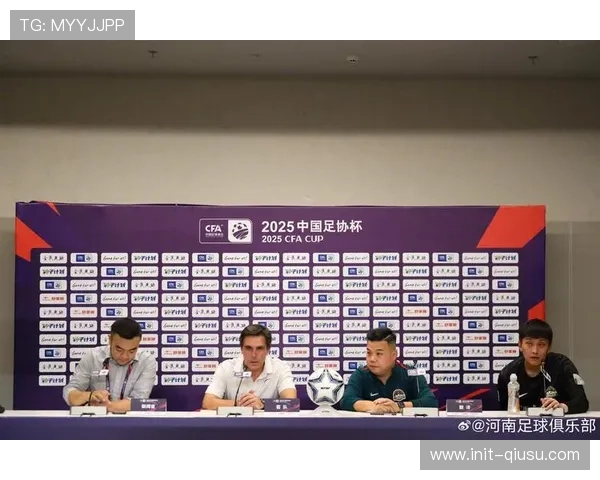 俱乐部杯赛场内外：球员互动、球迷助威、媒体采访