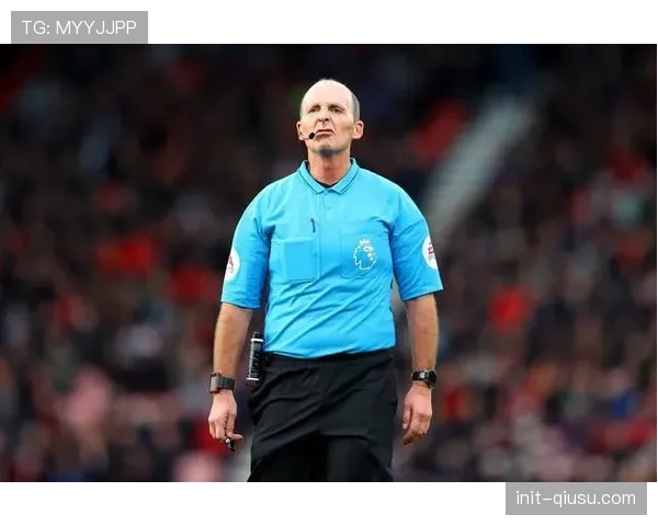 特写：资深裁判员迈克·迪恩转型评论员后的首个赛季，谈VAR沟通与转播呈现